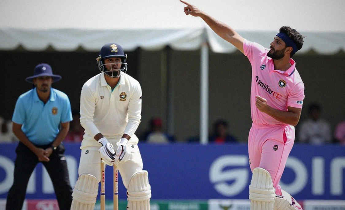 ব্যাটার হিসেবে ফেরা গ্রিন: ৯৯ রানের ধসের পর অস্ট্রেলিয়ার সিলেকশন অঙ্ক